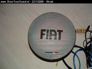 showyoursound.nl - Pinda met dubbele bodem - Nivek - SyS_2006_1_22_21_46_3.jpg - Caliber speakerrooster, gespoten in zilver met Fiat logo.