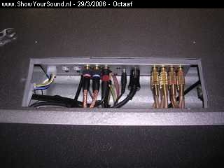showyoursound.nl - 1800 Watt Hifonics Multi Amp met JBL GTi  Speakers - Octaaf - SyS_2006_3_29_23_22_32.jpg - Van links naar rechts; stroom connector, line-in (links, rechts en de navigatie line-in waar de carkit op zit), met eronder de optische kabel vanaf de headunit, meetmicrofoon voor looptijden van de verschillende kanalen (resultaat niet bruikbaar), kabel naar de bedieningsunit voor in de auto en de 8 line uitgangen naar de versterkers