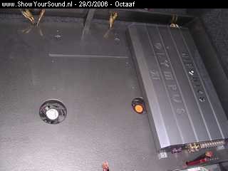 showyoursound.nl - 1800 Watt Hifonics Multi Amp met JBL GTi  Speakers - Octaaf - SyS_2006_3_29_23_23_34.jpg - Nu is het luik te zien. Hieronder hangt de Alpine PXA-700 processor die het signaal opsplitst naar de versterkers. Na verwijderen van het klepje (dit kan als de middelste versterker verwijderd is) kunnnen de aansluitingen bekeken worden