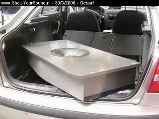 showyoursound.nl - 1800 Watt Hifonics Multi Amp met JBL GTi  Speakers - Octaaf - SyS_2006_3_30_0_25_20.jpg - De subkist van 50 liter. De achterkant is in een V-vorm om de vorm van de kofferbak een beetje op vangen en tegelijkertijd 