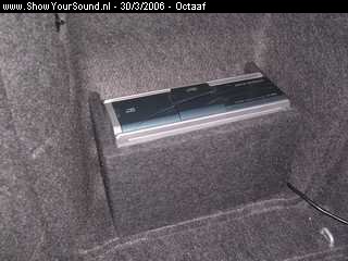 showyoursound.nl - 1800 Watt Hifonics Multi Amp met JBL GTi  Speakers - Octaaf - SyS_2006_3_30_0_30_41.jpg - Om de CD wisselaar een mdf bakje, bekleed. Hierop steunt het linker zijpaneel