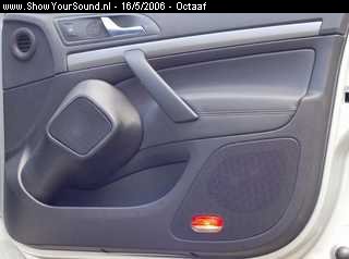 showyoursound.nl - 1800 Watt Hifonics Multi Amp met JBL GTi  Speakers - Octaaf - SyS_2006_5_16_0_27_9.jpg - Het resultaat van de poly middentoner behuizingen. Door de matzwarte lak sluit de finish goed aan bij oa de deurgreep