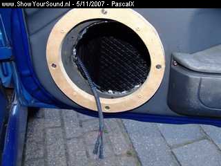 showyoursound.nl - Clio Power By Audio System - PascalX - SyS_2007_11_5_1_59_17.jpg - pAlvast 1 18mm mdf ring en gelijk de speakerkabel voorzien van snakeskin en afgewerkt met krimpkous./p