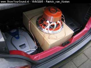 showyoursound.nl - Type RF VTS - Patrick_van_Kooten - SyS_2005_9_16_16_17_19.jpg - Kofferbak setup, woofer op de kop gemonteerd in een 22 liter gesloten kist. Links de compo amp en rechts de sub amp.