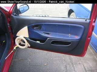 showyoursound.nl - Type RF VTS - Patrick_van_Kooten - SyS_2006_1_18_16_38_10.jpg - Hier het paneel op de deur. De stoffen bekleding van de deur wordt ook aangepast en wordt waarschijnlijk zwart.