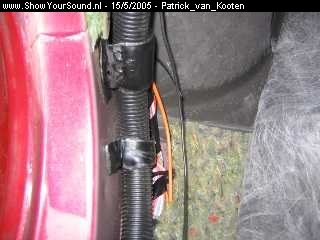 showyoursound.nl - Type RF VTS - Patrick_van_Kooten - img_0913.jpg - De 50mm² voedingskabel in de auto. De kabel ligt over de gehele lengte in ribbelbuis. De doorvoer van de kabel naar de motorruimte zit achter het dashboard. de kabel gaat door een origineel rubber heen dus ik hoefde geen gat te boren.