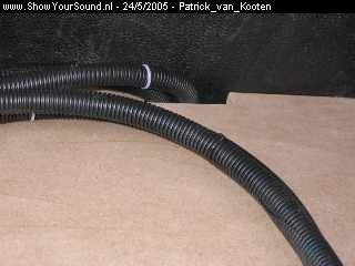 showyoursound.nl - Type RF VTS - Patrick_van_Kooten - img_0935.jpg - Hoekjes uitgezaagd voor de RCA kabels zodat deze niet klem komen te zitten.