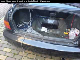 showyoursound.nl - Civic VTi Sedan Budget Audio Project - Pietschie - SyS_2006_1_24_14_54_17.jpg - Leuk, kabeltjes :p
