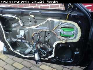 showyoursound.nl - Civic VTi Sedan Budget Audio Project - Pietschie - SyS_2006_1_24_15_26_12.jpg - Het idee was om tijdens de installatie zoveel mogelijk gebruik te maken van standaardlocaties om niets aan de auto te hoeven veranderen. Vandaar dat ik gekozen heb voor 16cm coaxiale speakers (zowel front als rear fill) om mn Pioneer DEH-9300R van zich te laten horen. Zo hoef ik geen tweeter in de raamstijl weg te werken en ze passen standaard achter in de hoedenplank. Ik heb gekozen voor Lanzars gezien de prijs/kwaliteit verhouding. Het moet gewoon goed klinken (niet absurd hard) voor een schappelijke prijs./PPEerst maar eens de deur openslopen.