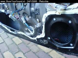 showyoursound.nl - Civic VTi Sedan Budget Audio Project - Pietschie - SyS_2006_1_24_15_29_26.jpg - Terwijl de verf op de ringen droogde heb ik binnenkant van de autodeur bekleed met loodbitumen. 