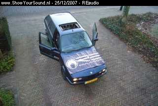 showyoursound.nl - RE audio 8 x 10 - REaudio - SyS_2007_12_25_16_10_9.jpg - pDit is dus de auto. Een RE audio en Celestra project. Als je door het schuifdak kijkt zie je al een deel van de woofers. :) /p