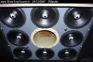 showyoursound.nl - RE audio 8 x 10 - REaudio - SyS_2007_12_25_16_9_26.jpg - pHier dus de volledige opstelling. 8 x 10" Re audio met een ronde glasvezel poort in het midden./p