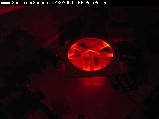 showyoursound.nl - Poly panelen afwerken - RF-PoloPower - dsc00077.jpg - en zo ziet het er in het donker uit..BRHoe vet is dat!!! :P/PPBRWil bij deze Rob bedanken voor het solderen van de leds :D