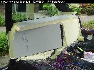 showyoursound.nl - Poly panelen afwerken - RF-PoloPower - dsc00290.jpg - Als de pur hard is, ga ik het geheel in model zagen/snieden/schuren,BREn dan een paar lagen Polyester eroverheen.