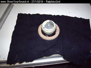 showyoursound.nl - Ralphie`s 2nd - Ralphies2nd - SyS_2010_1_27_23_44_47.jpg - pmdf ring gefreesd en op een stofje gelijmd. Stof eruit gesneden en de speaker erin gemonteerd./p