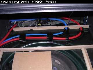 showyoursound.nl - EMMAVENSIS: By Remco Rongen - Remblok - SyS_2006_8_9_13_20_24.jpg - Hier zie je de bekabeling in de kofferbak onder de bodem van de install. Alle kabels hebben en afscherming in een aparte kleur. Een voeding is rood, een massa is blauw, en een gecombineerde kabel (buis met zowel + als -) is zwart. 
