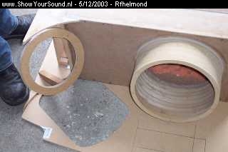 showyoursound.nl - -->Mooie Poly install in 206 (met uitleg!)<-- - Rfhelmond - 12.jpg - Ook de linkerspeaker komt erin te hangen ja! In de bodemplaat het gat gemaakt voor de rockford.