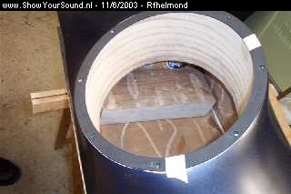 showyoursound.nl - -->Mooie Poly install in 206 (met uitleg!)<-- - Rfhelmond - dcp_0366__medium_.jpg - Omdat de kist voor de audiobahn 8 liter te groot was, hebben we er 3 blokken hout van ongeveer 2,65 liter erin geslagen.