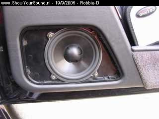 showyoursound.nl - Volvo Audio Trunk - Robbie-D - SyS_2005_9_19_21_22_7.jpg - Rodek speaker op de orginele plaats