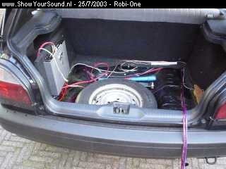 showyoursound.nl - SQ Nissan Sunny 1.4L - Robi-One - achterbak_bekabeling.jpg - hier de kabels doorgevoerd naar mijn achterbak. Het is nog een beetje een zooitje maar daar komt nog verandering in.