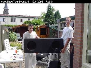 showyoursound.nl - Kicker - Robijn - im000098.jpg - De kist is gewoon zo zwaar dat je hem met twee man moet tillenBR