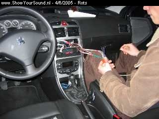 showyoursound.nl - Peugeot 307 JBL vs Cerwin-Vega  - Rots - radiobedrading.jpg - Omdat er geen pre-out op mijn radio zit, heb ik gekozen voor de JBL 75.4 versterker. Deze versterker heeft een highlevel input, wat inhoud dat je je speaker-out van je radio direct op deze ingang kan aansluiten. Alle touwtjes netjes met krimpkousjes en soldeer vastgemaakt.