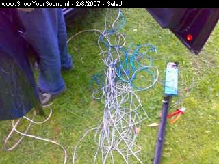 showyoursound.nl -  - SeleJ - SyS_2007_8_2_22_55_33.jpg - pNog ff de wirwar van kabels wegwerken!!!! En dan kunnen we in de kofferbak aan de gang!!/p