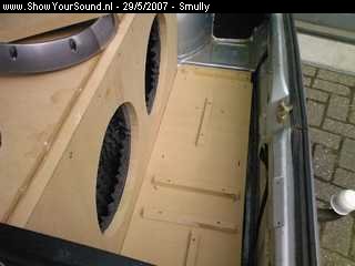showyoursound.nl - Rockford / Audio System - Smully - SyS_2007_5_29_23_2_46.jpg - De kist en de plank voor de versterker voor het eerst in de auto staan.BRNu alles eruit en gaan isoleren en kabels trekken :P