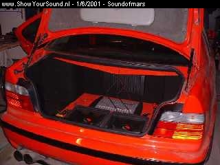 showyoursound.nl - Sound of Mars, eigenaar BMW Auke - Soundofmars - Bmw3.jpg - Another look at the trunk the fosgate that you see is a six channel amp for the front set witch is filled with macrom morel series