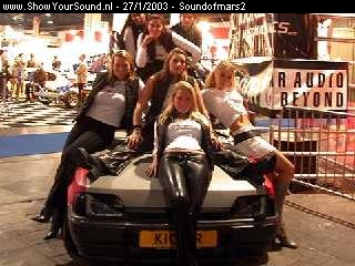 showyoursound.nl - Xtreme Car Concept DB Drag Ford Escort  - Soundofmars2 - 12voltmedia512255.jpg - Hier is hij dan ingepakt in 12 volt media meiden!!BRDit was op Speed & Design 2002 en de score was goed voor 172 DB!!!!