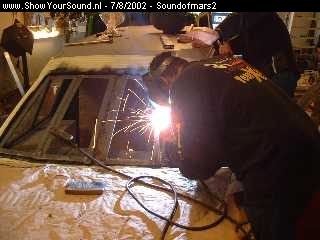 showyoursound.nl - Xtreme Car Concept DB Drag Ford Escort  - Soundofmars2 - ford33.jpg - Mister Mars welding a iron frame voor the 15 mm thick window