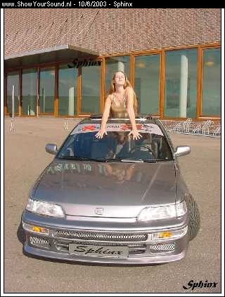showyoursound.nl - CRX Vtec Nitrous Express - Sphinx - sphinx003.2002.jpg - Miss pirelli 2003 in het zonnetje van een Toyo wagen............hehehe
