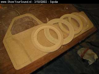 showyoursound.nl - SQoda.....Project 2003 (The End....New Instal Coming Up) - Sqoda - 112-1285_img.jpg - De grond vorm voor het deurpaneel. Van de ringen word een verhoging gemaakt voor de speaker.
