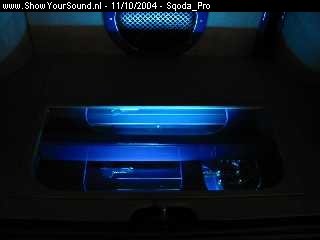 showyoursound.nl - Gettin Ready for the EMMA Pro unlimited - Sqoda_Pro - sqoda_2004_266.jpg - De ampracks zijn voorzien van blauwe neon die een indirect licht over de de amps verspreiden en daarmee tevens de gehel kofferruimte in een blauw licht laten baden. Blauw neon komt terug in de gehele auto (onder auto, onder dash, in cockpit, onder de radio, etc)