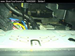 showyoursound.nl - Honda Civic Coupe 5th @ SQ - Strider1 - SyS_2008_4_14_13_38_33.jpg - pDeze foto is gemaakt voor de 5th gen eigenaren, zoals je ziet heb ik hier aan de achterkant plastic en ijzer weggehaald zodat hier straks de bekabeling beter door kan komen. Het was anders onmogelijk om 3 RCA kabels aan te sluiten./p