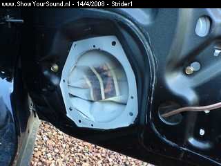showyoursound.nl - Honda Civic Coupe 5th @ SQ - Strider1 - SyS_2008_4_14_14_1_36.jpg - pClose-up van de speakergat, verschillende gaten bijgeboord om de ringen straks te kunnen bevestigen./p