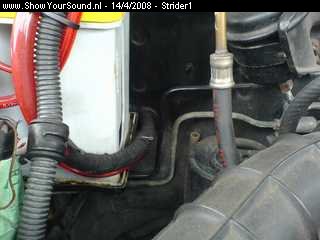 showyoursound.nl - Honda Civic Coupe 5th @ SQ - Strider1 - SyS_2008_4_14_15_29_36.jpg - pHier zie je 2 voedingskabels door het originele schutbord rubber naar binnen toe gaan./p