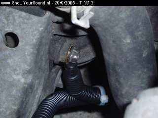 showyoursound.nl - SQ Golf met versterkers in de voetenruimte - T_W_2 - SyS_2005_9_29_23_28_31.jpg - Direct de kabel van het motorblok(je) naar het chassis vervangen door een degelijk exemplaar