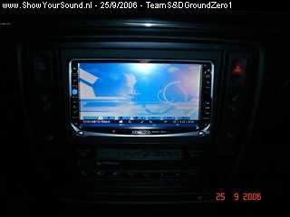 showyoursound.nl - GroundZero Passat - TeamS&DGroundZero1 - SyS_2006_9_25_18_36_47.jpg - Past harmonieus bij de rest van de auto kwa verlichting en schermkleur bij de blauwe tellers van VW