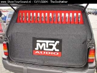 showyoursound.nl - TeamASC - TheGodfather - amprack_finished.jpg - Het versterker rack met verlicht MTX Audio logo