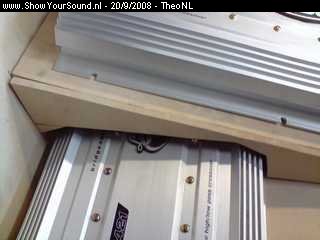showyoursound.nl - Mijn eerste kofferbak project - TheoNL - SyS_2008_9_20_16_20_7.jpg - pVersterkers onder mekaar/p