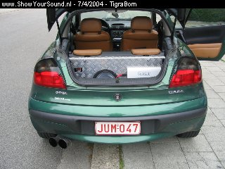 showyoursound.nl - Tigra4Ever - TigraBom - 102_0285.jpg - dat is nu eens een foto van de auto waar het in zit eindelijk he;)