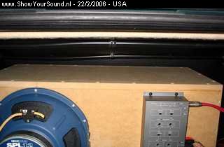 showyoursound.nl - Old Soundstream - USA - SyS_2006_2_22_15_51_55.jpg - Op deze foto is te zien hoeveel ruimte er is in de kofferbak van een Golf Mk 1 Cabrio. Verrekte weinig...
