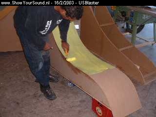 showyoursound.nl - US Blaster Demo Car Build By Xtreme Car Concept - USBlaster - windstar28_3_10_2002.jpg - The toppanels are very thin so they bend easy.BRTo make the box as stiff as possible we used three layers. Weve also added noise killer between every layer for a even stiffer effect.