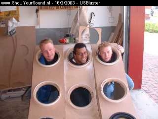 showyoursound.nl - US Blaster Demo Car Build By Xtreme Car Concept - USBlaster - windstar31_8_10_2002.jpg - Three funny guys in a subbox then you got trio penotti