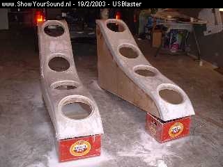 showyoursound.nl - US Blaster Demo Car Build By Xtreme Car Concept - USBlaster - windstar44_15_10_2002.jpg - now you can see why we drink a lot of beer the crates come in handy!!! 