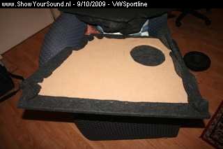 showyoursound.nl - Pioneer - Focal : SQ - VWSportline - SyS_2009_10_9_17_35_53.jpg - pDe paneel links met een opening omdat in het oorspronkelijke verbandtrommel/gevarendriehoek kastje een kleine&nbspsub kist word gemaakt/p