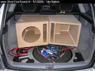 showyoursound.nl - MTX Audio SPL Vectra - VecStation - SyS_2008_1_5_18_3_13.jpg - pBezig met de kisten bouwen. Dit zijn gepoorte kisten, rondom 30mm MDF./p