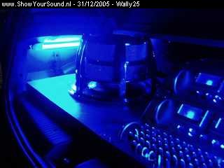 showyoursound.nl - Audiobahn install - Wally25 - SyS_2005_12_31_19_34_50.jpg - In volle glorie blauwe neon... wordt groene neon met de volgende install