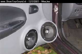 showyoursound.nl - Renault-Genesis-Micro Precision-Clarion - WeeJee - einddeurl.jpg - Na vele heel vele uurtjes schuren plamuren passen en meten het eindresultaat van het deurpaneel. De speakers zijn van onder en boven ingesloten door 2 metalen ringen van elk 6 mm dik.
